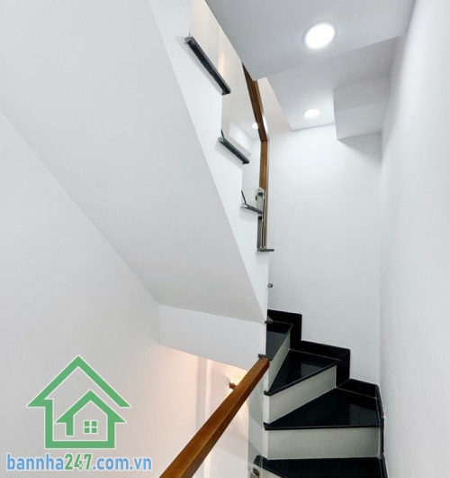 CHỈ 2,55 TỶ – NHÀ 3 TẦNG MỚI – KHU VIP BÌNH LONG Giáp Tân Phú – Ngay khu 4 Xã – Cách 1 căn ra MT lớn  Điểm mạnh cực hiếm trong tầm giá Vị trí đẹp – dân trí cao, khu vip gần Chợ Bình Long. Chỉ 1 căn ra mặt tiền đường lớn, giá trị tăng tốt. Hẻm xe hơi sát b