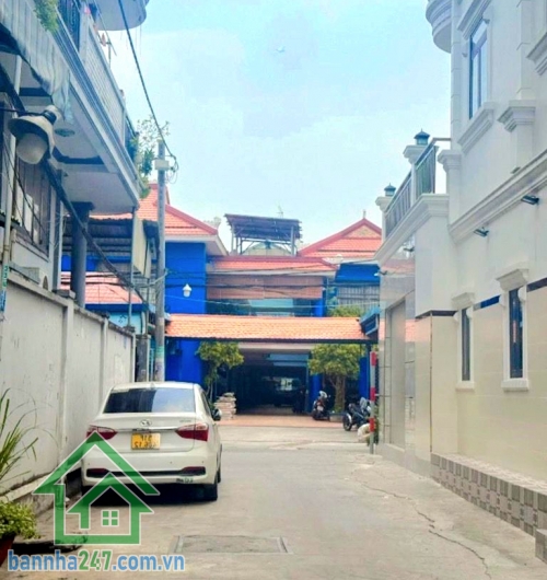 CHỈ 5,6 TỶ – NHÀ HẺM XE TẢI 6M – SÁT MẶT TIỀN – BÌNH TÂN Diện tích: 48m² – sổ vuông vức, hoàn công đủ - 2 tầng BTCT (1 trệt 1 lầu) 2PN – 2 WC, ban công + giếng trời