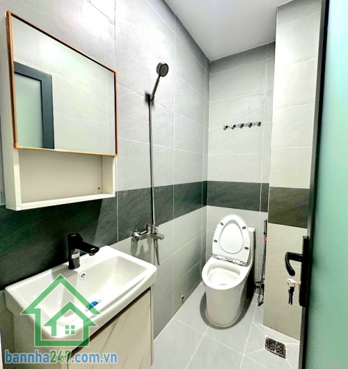 CHỈ 7,4 TỶ - NGUYỄN LÂM – QUẬN 10 | KHU PHỐ ẨM THỰC SẦM UẤT - DT: 34M² - 4 TẦNG - 5 PN – 5 WC * Ngay Nguyễn Lâm – khu phố ẩm thực nhộn nhịp * Hẻm thông, chỉ 10m ra mặt tiền. Khu dân cư hiện hữu, ở – kinh doanh – cho thuê đều tốt