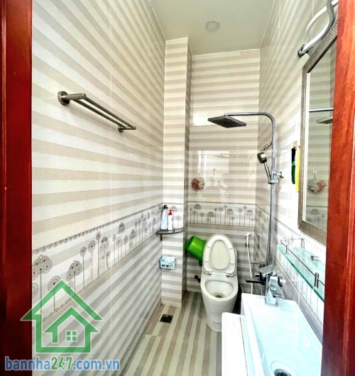 CHỈ 7,6 TỶ - HXH GÒ XOÀI – DT: (4 x 17)m - NHÀ 5 TẦNG BTCT – 4PN 4WC – CÁCH MẶT TIỀN 10M Diện tích: 4 x 17m – vuông vức Kết cấu: 1 trệt + 3 lầu + sân thượng