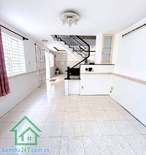 CHỈ 10,5 TỶ – LÔ GÓC 2 MẶT TIỀN HẺM – KHU BÀU CÁT VIP - GẦN TRƯỜNG THCS VÕ VĂN TẦN - P. 11 TÂN BÌNH - 4PN - 5WC Diện tích: 4 x 12m (vuông vức) Kết cấu: 5 tầng