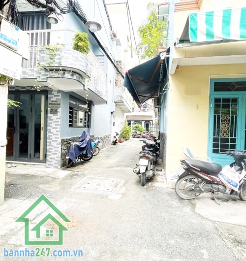 CHỈ 3 TỶ – NHÀ ĐẸP 3 TẦNG – GIÁP KHU BẮC HẢI – GẦN HẺM XE HƠI – SỔ RIÊNG NỞ HẬU TÀI LỘC - 2 PN, 2 WC Vị trí đắc địa: Giáp Quận 10, sát khu Bắc Hải – khu dân cư, khu dân cư sầm uất, an ninh.