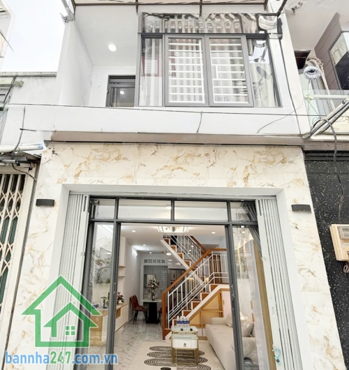 NHÀ MỚI TINH – TẶNG FULL NỘI THẤT – HXH TÂN BÌNH – 4.9 TỶ Diện tích: 32m2 vuông vức, 2 tầng kiên cố. Công năng đầy đủ: 2PN, 2WC, bếp và phòng khách rộng. 