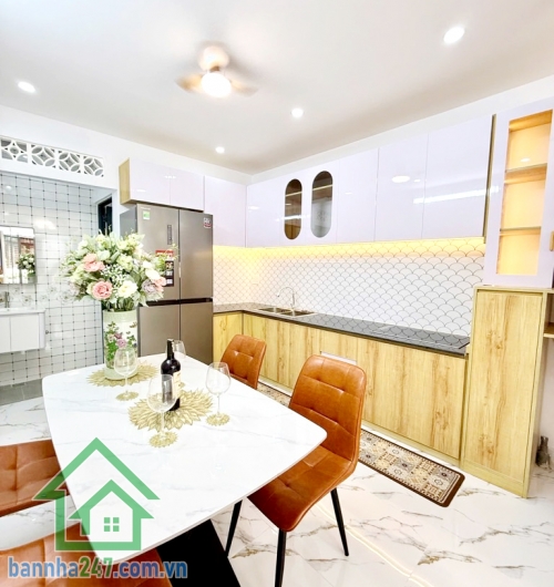 NHÀ MỚI TINH – TẶNG FULL NỘI THẤT – HXH TÂN BÌNH – 4.9 TỶ Diện tích: 32m2 vuông vức, 2 tầng kiên cố. Công năng đầy đủ: 2PN, 2WC, bếp và phòng khách rộng. 