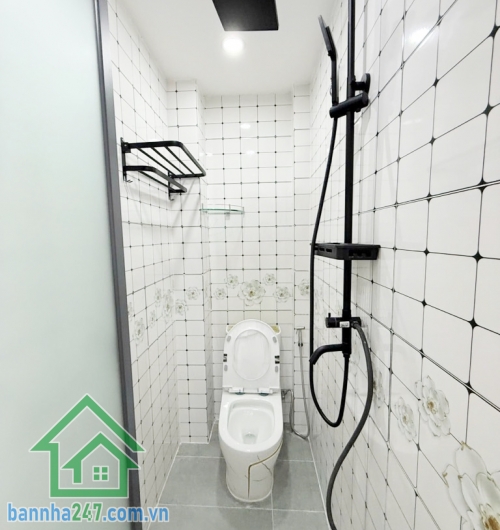 NHÀ MỚI TINH – TẶNG FULL NỘI THẤT – HXH TÂN BÌNH – 4.9 TỶ Diện tích: 32m2 vuông vức, 2 tầng kiên cố. Công năng đầy đủ: 2PN, 2WC, bếp và phòng khách rộng. 