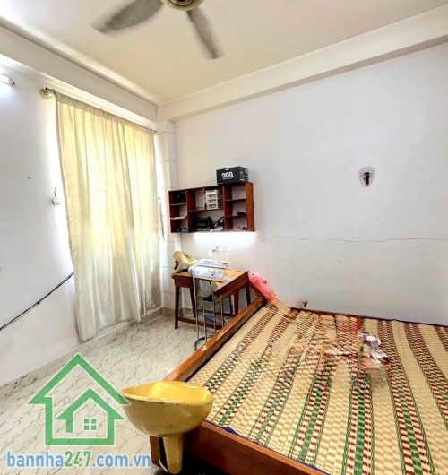 CHỈ 4,3 TỶ – NHÀ 4 TẦNG BTCT – LŨY BÁN BÍCH – TÂN PHÚ - DT: 27² (DT SÀN 81M²) - 3PN - 3WC * Diện tích: 27m² – sổ vuông A4 * Diện tích sàn: 81m² * Kết cấu: 4 tầng BTCT chắc chắn* 3PN – 3 WC * Hẻm xe hơi đổ cửa, 2 mặt hẻm thoáng mát