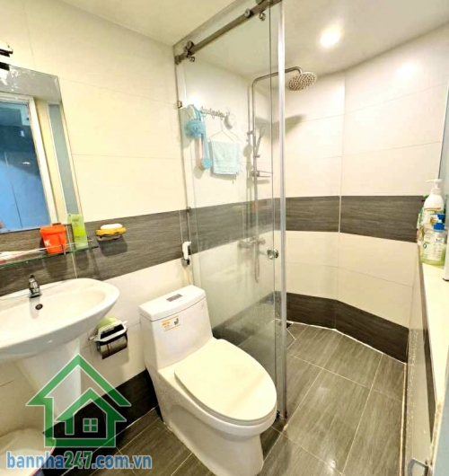 CHỈ 3,9 TỶ – NHÀ MỚI 3 TẦNG PHÚ NHUẬN – HẺM BA GÁC THÔNG – GẦN THÍCH QUẢNG ĐỨC – Ở NGAY!    Vị trí: Trung tâm Phú Nhuận, hẻm ba gác sạch đẹp, thông thoáng,  sạch đẹp, di chuyển dễ dàng. 2PN – 3WC, có sân để xe riêng.