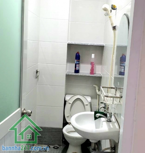 CHỈ 3,3 TỶ – NHÀ 3 TẦNG KIÊN CỐ – TRUNG TÂM QUẬN 10 – GẦN CÔNG VIÊN LÊ THỊ RIÊNG - 2PN, 2WC, PK, BẾP. DT: 15m² (1 trệt, 2 lầu – kiên cố, chắc chắn) Công năng: đầy đủ: 2PN, 2WC, phòng khách, bếp - Hiện đang cho thuê 9 triệu/tháng – thu nhập ổn định