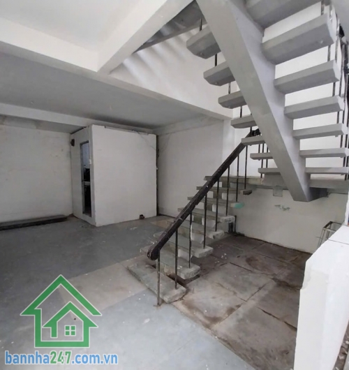 17 TỶ – BÁN NHÀ LÔ GÓC MTKD LŨY BÁN BÍCH, TÂN PHÚ * DT: 67,3m² (5,3 x 16)m, lô góc 2 mặt thoáng, hẻm hông 5m đậu xe tiện lợi * Kết cấu 4 tầng kiên cố, hoàn công đủ. 