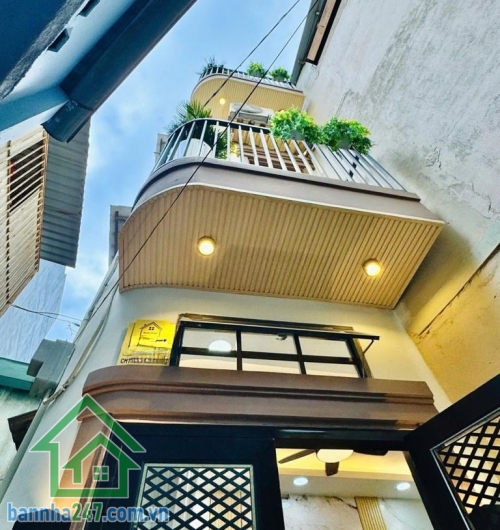 CHỈ 3,68 TỶ – TRUNG TÂM CMT8 – 4 TẦNG BTCT – FULL NỘI THẤT – DÒNG TIỀN TỐT - 3PN – 4WC riêng Căn nhà “giá hiếm” ngay trung tâm – vừa ở vừa cho thuê cực ổn! Kết cấu: 1 trệt 3 lầu – mái đúc BTCT kiên cố Công năng: 3PN – 4WC riêng từng phòng Có ban công – sâ