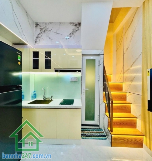 CHỈ 3,68 TỶ – TRUNG TÂM CMT8 – 4 TẦNG BTCT – FULL NỘI THẤT – DÒNG TIỀN TỐT - 3PN – 4WC riêng Căn nhà “giá hiếm” ngay trung tâm – vừa ở vừa cho thuê cực ổn! Kết cấu: 1 trệt 3 lầu – mái đúc BTCT kiên cố Công năng: 3PN – 4WC riêng từng phòng Có ban công – sâ