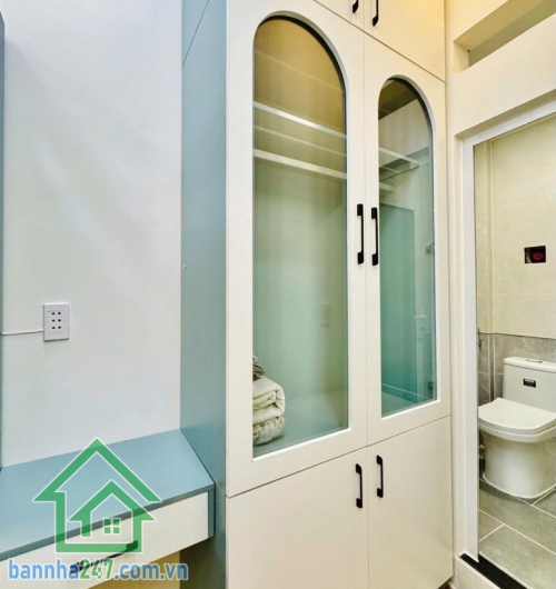 CHỈ 3,68 TỶ – TRUNG TÂM CMT8 – 4 TẦNG BTCT – FULL NỘI THẤT – DÒNG TIỀN TỐT - 3PN – 4WC riêng Căn nhà “giá hiếm” ngay trung tâm – vừa ở vừa cho thuê cực ổn! Kết cấu: 1 trệt 3 lầu – mái đúc BTCT kiên cố Công năng: 3PN – 4WC riêng từng phòng Có ban công – sâ