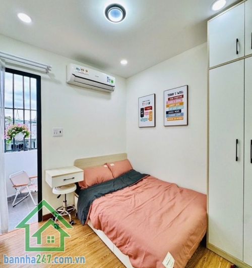 CHỈ 3,68 TỶ – TRUNG TÂM CMT8 – 4 TẦNG BTCT – FULL NỘI THẤT – DÒNG TIỀN TỐT - 3PN – 4WC riêng Căn nhà “giá hiếm” ngay trung tâm – vừa ở vừa cho thuê cực ổn! Kết cấu: 1 trệt 3 lầu – mái đúc BTCT kiên cố Công năng: 3PN – 4WC riêng từng phòng Có ban công – sâ