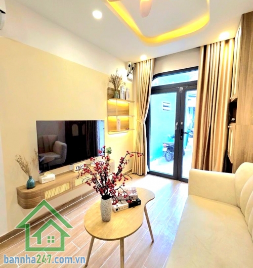 CHỈ 4,75 TỶ – NHÀ MỚI ĐẸP – GẦN PHAN XÍCH LONG – PHAN ĐĂNG LƯU Căn nhà xinh xắn trung tâm Phú Nhuận – giá mềm, ở là mê! Kết cấu: Trệt + 2 lầu + sân thượng. 2PN - 3WC
