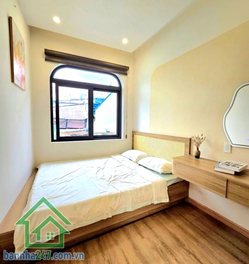 CHỈ 4,75 TỶ – NHÀ MỚI ĐẸP – GẦN PHAN XÍCH LONG – PHAN ĐĂNG LƯU Căn nhà xinh xắn trung tâm Phú Nhuận – giá mềm, ở là mê! Kết cấu: Trệt + 2 lầu + sân thượng. 2PN - 3WC