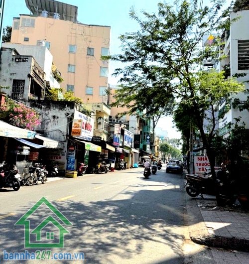 CHỈ 4,58 TỶ – KHU HIẾM NHÀ VƯỜN LÀI, QUẬN 10 – 3 TẦNG – NỞ HẬU - 2PN – 3WC Căn nhà trung tâm Quận 10 – nhỏ xinh nhưng “cực có giá trị”! Diện tích: 22m² (2.8 × 6) Nở Hậu 4,7m Mob 0933144037