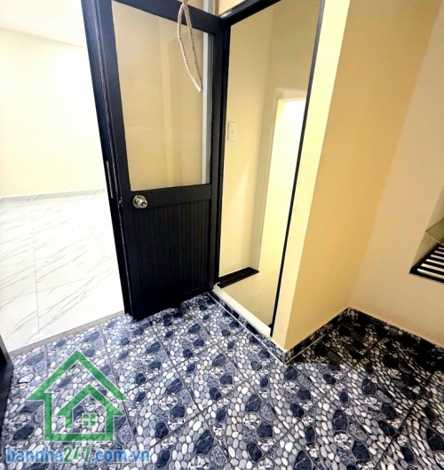 CHỈ 4,58 TỶ – KHU HIẾM NHÀ VƯỜN LÀI, QUẬN 10 – 3 TẦNG – NỞ HẬU - 2PN – 3WC Căn nhà trung tâm Quận 10 – nhỏ xinh nhưng “cực có giá trị”! Diện tích: 22m² (2.8 × 6) Nở Hậu 4,7m Mob 0933144037