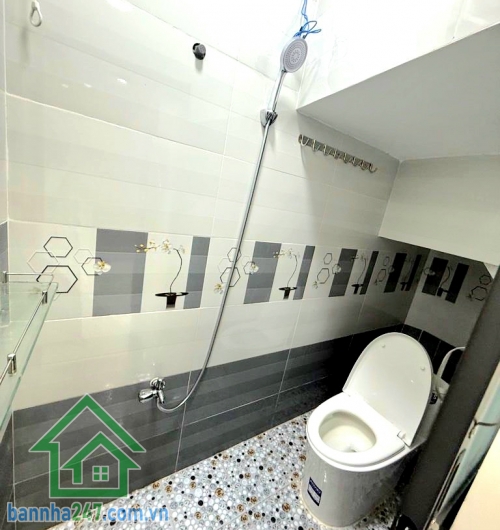 CHỈ 4,58 TỶ – KHU HIẾM NHÀ VƯỜN LÀI, QUẬN 10 – 3 TẦNG – NỞ HẬU - 2PN – 3WC Căn nhà trung tâm Quận 10 – nhỏ xinh nhưng “cực có giá trị”! Diện tích: 22m² (2.8 × 6) Nở Hậu 4,7m Mob 0933144037