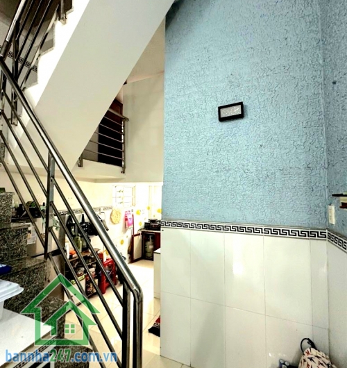CHỈ 4,5 TỶ – HXH THÔNG – KHU VIP TÂN PHÚ – 3PN – CÓ DÒNG TIỀN • Diện tích: 40m² • Kết cấu: 1 trệt – 1 lửng – 1 lầu • Công năng: 3 PN – 3 WC • Có sân để xe - Mob 0933144037