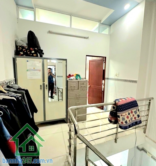 CHỈ 4,5 TỶ – HXH THÔNG – KHU VIP TÂN PHÚ – 3PN – CÓ DÒNG TIỀN • Diện tích: 40m² • Kết cấu: 1 trệt – 1 lửng – 1 lầu • Công năng: 3 PN – 3 WC • Có sân để xe - Mob 0933144037