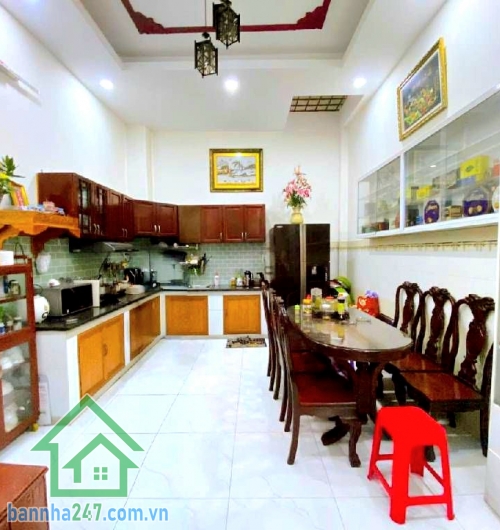 CHỈ 8,5 TỶ – HXH BỜ BAO TÂN THẮNG – NGAY AEON MALL TÂN PHÚ - 3 TẦNG – 4x16 – 3PN 3WC – Ở NGAY Diện tích: 4m x 16m – đất vuông vức, công nhận đủ Kết cấu: 1 trệt + 2 lầu – BTCT kiên cố - 3PN – 3WC. Phòng khách rộng – bếp thoáng