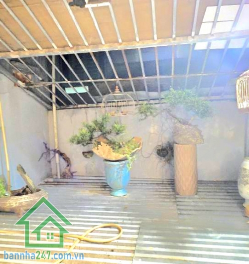 CHỈ 4,4 TỶ – HXH LÊ VĂN KHƯƠNG – 88M² (4x22) - CẤP 4 - 2PN - 2WC Diện tích hiếm: 88m² ngang 4m dài 22m Hẻm xe hơi vào tận nhà Nhà cấp 4 gồm: 2PN – 2WC ✔ Sân để xe rộbg rãi