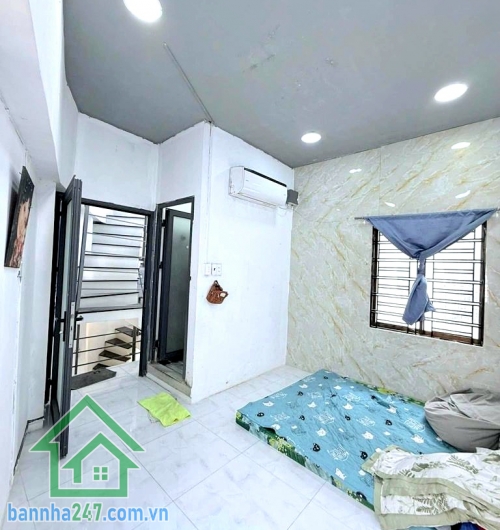 CHỈ 4,95 TỶ – NGAY CHỢ TÂN ĐỊNH – Q1 – HXH THÔNG – 4 TẦNG Căn nhà trung tâm hiếm – vừa ở vừa khai thác dòng tiền cực tốt! Diện tích: 18,8m² Kết cấu: 4 Tầng  (1 trệt + 1 lửng + 2 lầu)