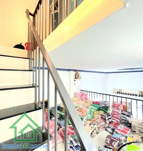 CHỈ 4,2 TỶ – 3 TẦNG – HXH TRÁNH THÔNG – GẦN AEON TÂN PHÚ - 2PN - 2WC Căn nhà giá tốt – vị trí đẹp – vừa ở vừa kinh doanh cực tiện! Diện tích: 32m² (4 × 8m) Mob 0933144037