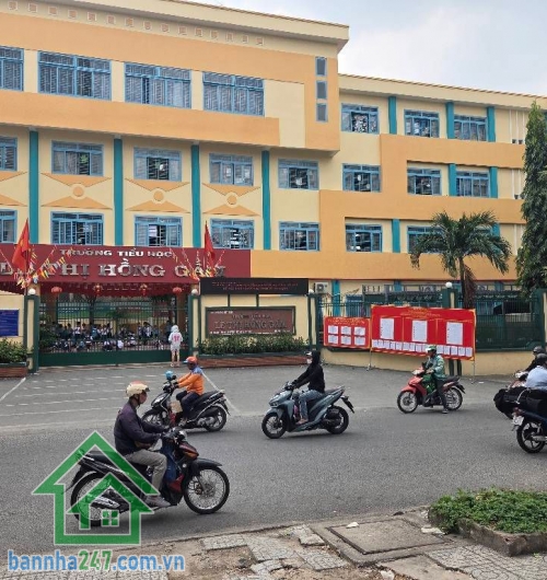 CHỈ 3,95 TỶ – CĂN HỘ BÀU CÁT 2 – TẦNG 11 – THANG MÁY – VIEW THOÁNG - 2PN - 3WC Thông tin căn hộ: • Diện tích: 60m² • Kết cấu: 2 phòng ngủ – 2 WC • Phòng khách, bếp, ban công thoáng mát • Nội thất đầy đủ – vào ở ngay
