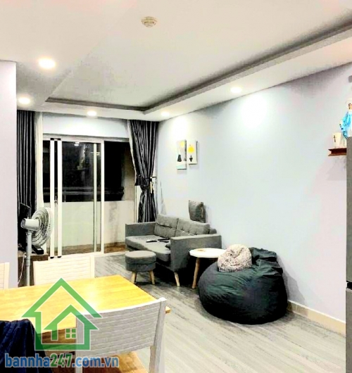 CHỈ 3,95 TỶ – CĂN HỘ BÀU CÁT 2 – TẦNG 11 – THANG MÁY – VIEW THOÁNG - 2PN - 3WC Thông tin căn hộ: • Diện tích: 60m² • Kết cấu: 2 phòng ngủ – 2 WC • Phòng khách, bếp, ban công thoáng mát • Nội thất đầy đủ – vào ở ngay