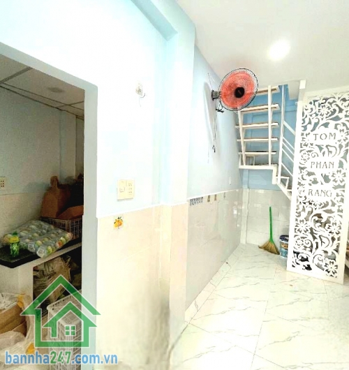 CHỈ 2,75 TỶ – CĂN GÓC HẺM KINH DOANH 8M NHƯ MẶT TIỀN – HÒA BÌNH, TÂN PHÚ  Vị trí cực sáng – hẻm lớn 8m đông đúc, kinh doanh nhộn nhịp cả ngày Diện tích: (2.9 x 5)m