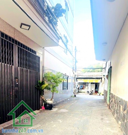 CHỈ 13,75 TỶ – QUỸ ĐẤT ĐẸP TRƯỜNG CHINH, TÂN BÌNH – HẺM NHỰA 5M – Ô TÔ VÀO NHÀ  Cơ hội hiếm sở hữu diện tích lớn – ngang đẹp ngay trung tâm Tân Bình, cực kỳ phù hợp xây mới hoặc giữ tiền lâu dài! Diện tích: 138m² (5.55 × 25.5m) – đất rộng, hiếm trong khu.