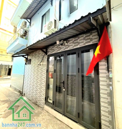 CHỈ 2,35 TỶ – NHÀ NHỎ XINH, VỊ TRÍ ĐẸP NGAY TRUNG TÂM TÂN PHÚ Gần chợ Tân Hương – tiện ích bủa vây, bước chân là tới! Diện tích: 15m² (5,2 x 2,5) Kết cấu: 1 Trệt + 1 Lầu