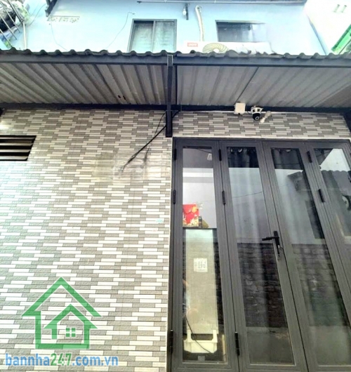 CHỈ 2,35 TỶ – NHÀ NHỎ XINH, VỊ TRÍ ĐẸP NGAY TRUNG TÂM TÂN PHÚ Gần chợ Tân Hương – tiện ích bủa vây, bước chân là tới! Diện tích: 15m² (5,2 x 2,5) Kết cấu: 1 Trệt + 1 Lầu