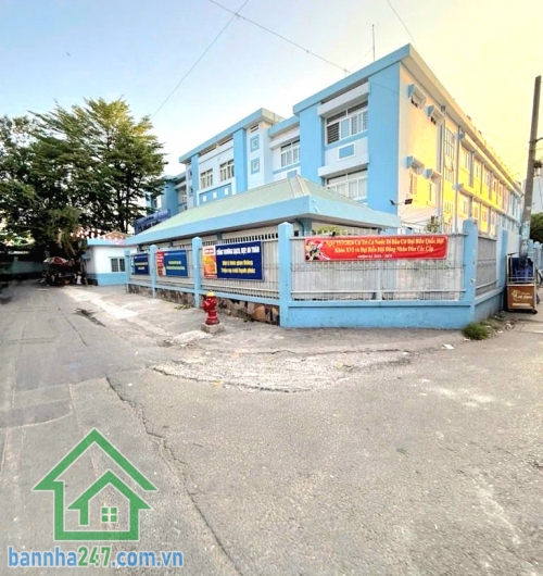 CHỈ 2,35 TỶ – NHÀ NHỎ XINH, VỊ TRÍ ĐẸP NGAY TRUNG TÂM TÂN PHÚ Gần chợ Tân Hương – tiện ích bủa vây, bước chân là tới! Diện tích: 15m² (5,2 x 2,5) Kết cấu: 1 Trệt + 1 Lầu