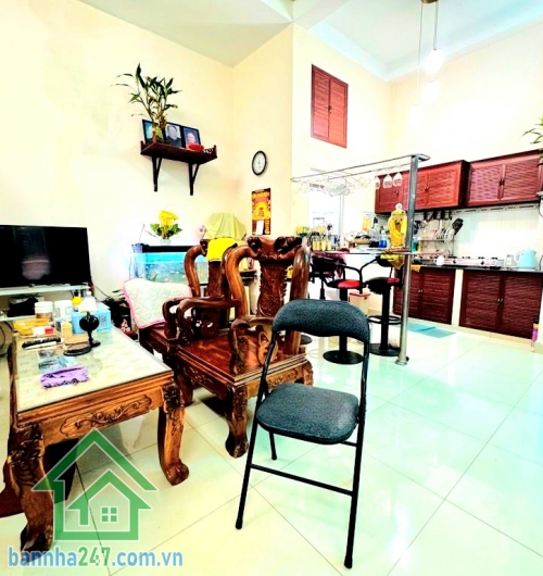 5,5 TỶ (TL) – HÀNG HIẾM TÂN BÌNH – Ô TÔ TỚI CỬA – NỞ HẬU 6M - 2PN - 2WC   Căn nhà nhỏ nhưng “cực có giá trị” – vị trí đẹp, nở hậu tài lộc, vừa ở vừa kinh doanh - Mob 0933144037