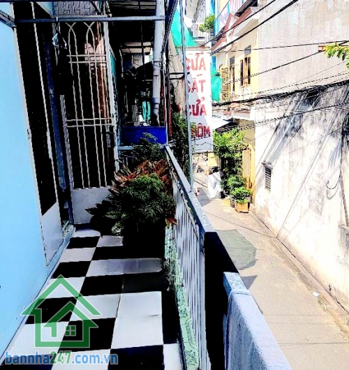 CHỈ 5,2 TỶ - NHÀ TÂN BÌNH - HXH 6M - THÔNG - VỊ TRÍ KINH DOANH - 3 PN - 2WC Căn nhà nhỏ gọn nhưng khai thác cực tốt nhờ vị trí đắc địa, phù hợp vừa ở vừa kinh doanh. Mob 0933144037