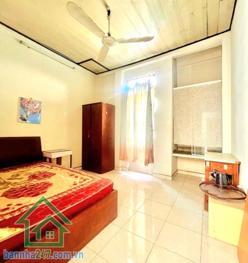 CHỈ 9,6 TỶ TL – HXH THÔNG – TRUNG TÂM QUẬN 11 – DÒNG TIỀN ỔN ĐỊNH - 7 PN 4 WC • Diện tích: 3.7m x 12m • Diện tích sử dụng: ~143m² • Kết cấu: 1 trệt – 3 lầu BTCT • Công năng: 7 PN – 4 WC • Có giếng trời lớn giữa nhà, thoáng sáng tự nhiên • Nhà đang cho thu