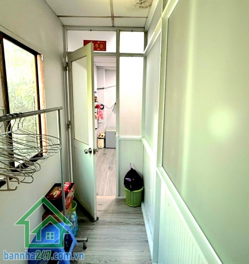 CHỈ 5,2 TỶ – HẺM 5M – QUY HOẠCH 10M – HUIWNG LỘ 2 - GẦN NGÃ TƯ BỐN XÃ - 3PN - 2WC • Diện tích: 4.2m x 12.5m • Kết cấu: 1 trệt 1 lửng • Công năng: 3 PN – 2 WC