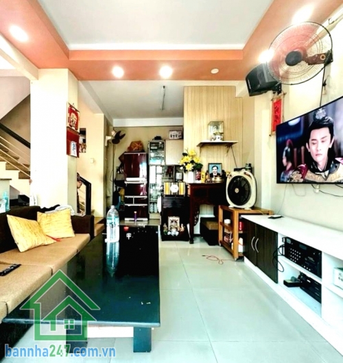 CHỈ 7,9 TỶ – SÁT MT PHAN VĂN TRỊ – 4 TẦNG – DT: 45M² (6x 7,5) - 5PN - 4WC Nhà rộng – vị trí đẹp – có dòng tiền sẵn! Diện tích: 45m² (6 × 7.5m) – sổ vuông vức