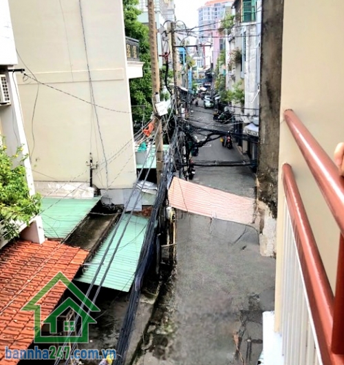 CHỈ 5,3 TỶ - TRUNG TÂM TÂN BÌNH – HẺM XE HƠI – DTSD: 150M² - VỪA Ở VỪA KINH DOANH  Một căn nhà không chỉ để ở… mà còn là “cỗ máy tạo tiền” ngay giữa lòng Tân Bình. Bao quanh là tiện ích: gần chợ Ông Hoàng, phù hợp mở tạp hoá, nail, spa, nhà thuốc, trang đ
