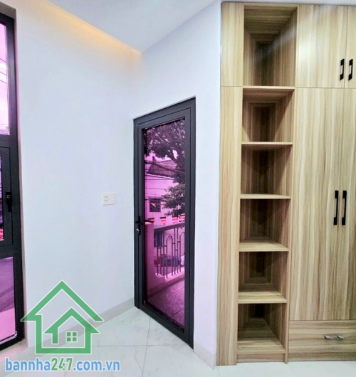 CHỈ 8,8 TỶ – LÔ GÓC 2 MẶT TIỀN – NGANG 6.5M – KHU VIP TÂN PHÚ • Diện tích: 6.5m x 6.4m – vuông vức như tờ A4 • Tổng diện tích sàn: ~109m² • Kết cấu: 1 trệt – 2 lầu – sân thượng • Thiết kế hiện đại, nhiều kính lấy sáng, không gian cực thoáng. Vị trí cực đẹ