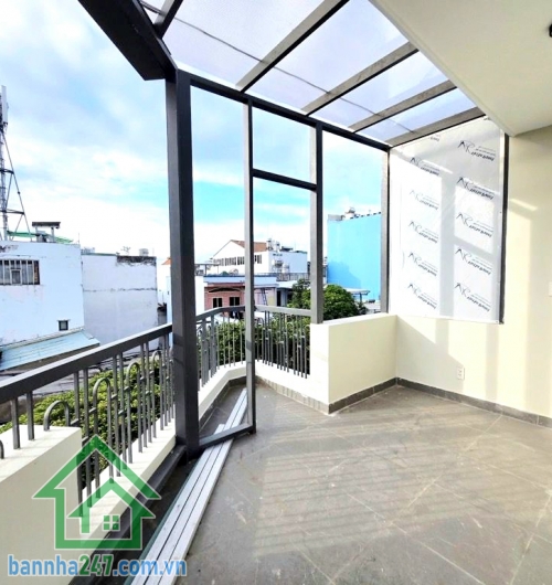 CHỈ 8,8 TỶ – LÔ GÓC 2 MẶT TIỀN – NGANG 6.5M – KHU VIP TÂN PHÚ • Diện tích: 6.5m x 6.4m – vuông vức như tờ A4 • Tổng diện tích sàn: ~109m² • Kết cấu: 1 trệt – 2 lầu – sân thượng • Thiết kế hiện đại, nhiều kính lấy sáng, không gian cực thoáng. Vị trí cực đẹ