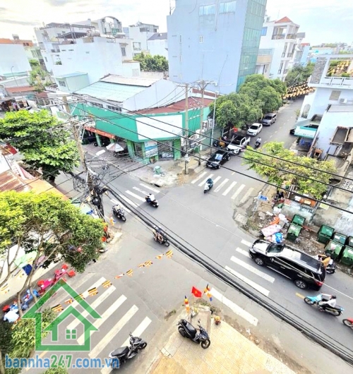 CHỈ 8,8 TỶ – LÔ GÓC 2 MẶT TIỀN – NGANG 6.5M – KHU VIP TÂN PHÚ • Diện tích: 6.5m x 6.4m – vuông vức như tờ A4 • Tổng diện tích sàn: ~109m² • Kết cấu: 1 trệt – 2 lầu – sân thượng • Thiết kế hiện đại, nhiều kính lấy sáng, không gian cực thoáng. Vị trí cực đẹ