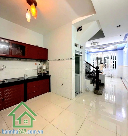 CHỈ 5,8 TỶ – HXH 6M THÔNG – NHÀ MỚI 3 TẦNG – NGAY NGÃ TƯ BỐN XÃ - 4PN - 3WC Thông tin căn nhà: • Diện tích: 4m x 11m – 45m² • Diện tích sàn: ~117m² • Kết cấu: • Kết cấu: 1 trệt – 2 lầu BTCT • Công năng: 4 PN – 3 WC • Có ban công, giếng trời thoáng mát • N