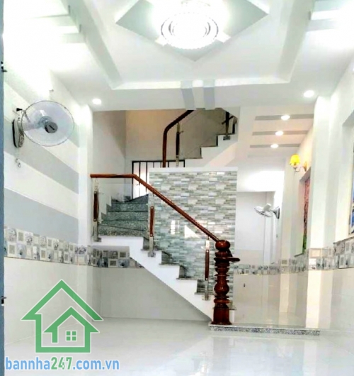 CHỈ 3,7 TỶ – SÁT HXH – LÊ VĂN KHƯƠNG – Q12 – DTSD: 105M² - 3 TẦNG - 3PN – 3WC - NHÀ ĐẸP Ở NGAY. * DT: 35m² (DTSD 105m²) * Kết cấu: 3 Tầng – 3PN – 3WC * Hoàn công đủ
