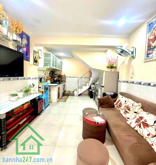 CHỈ 4,7 TỶ – HÒA HƯNG, QUẬN 10 – 4 TẦNG BTCT – 3PN  Nhà trung tâm – giá tốt – ở ngay, di chuyển cực tiện! Diện tích: 20,5m² Kết cấu: 4 tầng BTCT (trệt + 2 lầu + St) Mob 0933144037 