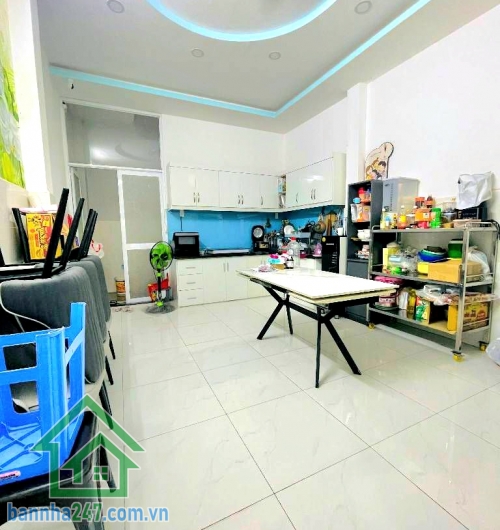 CHỈ 7,2 TỶ – SIÊU PHẨM KHU ĐẦM SEN – Tân Phú - 68m² – NHÀ ĐẸP CHẮC CHẮN – VÀO Ở NGAY – 2 TẦNG – 2PN, 2WC * Kết cấu: 1 trệt + 1 lầu, ban công thoáng, giếng trời cực sáng. Công năng: Phòng khách rộng, bếp thoải mái, 2PN – 2WC. Khu dân cư: Dân trí cao, an ni
