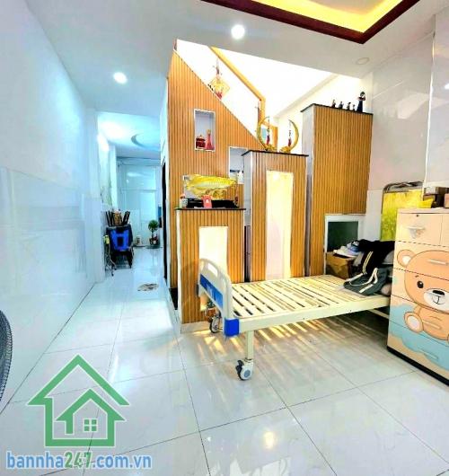 CHỈ 7,2 TỶ – SIÊU PHẨM KHU ĐẦM SEN – Tân Phú - 68m² – NHÀ ĐẸP CHẮC CHẮN – VÀO Ở NGAY – 2 TẦNG – 2PN, 2WC * Kết cấu: 1 trệt + 1 lầu, ban công thoáng, giếng trời cực sáng. Công năng: Phòng khách rộng, bếp thoải mái, 2PN – 2WC. Khu dân cư: Dân trí cao, an ni