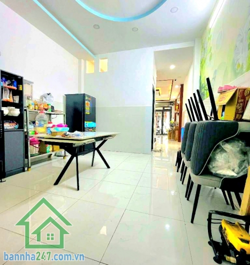CHỈ 7,2 TỶ – SIÊU PHẨM KHU ĐẦM SEN – Tân Phú - 68m² – NHÀ ĐẸP CHẮC CHẮN – VÀO Ở NGAY – 2 TẦNG – 2PN, 2WC * Kết cấu: 1 trệt + 1 lầu, ban công thoáng, giếng trời cực sáng. Công năng: Phòng khách rộng, bếp thoải mái, 2PN – 2WC. Khu dân cư: Dân trí cao, an ni